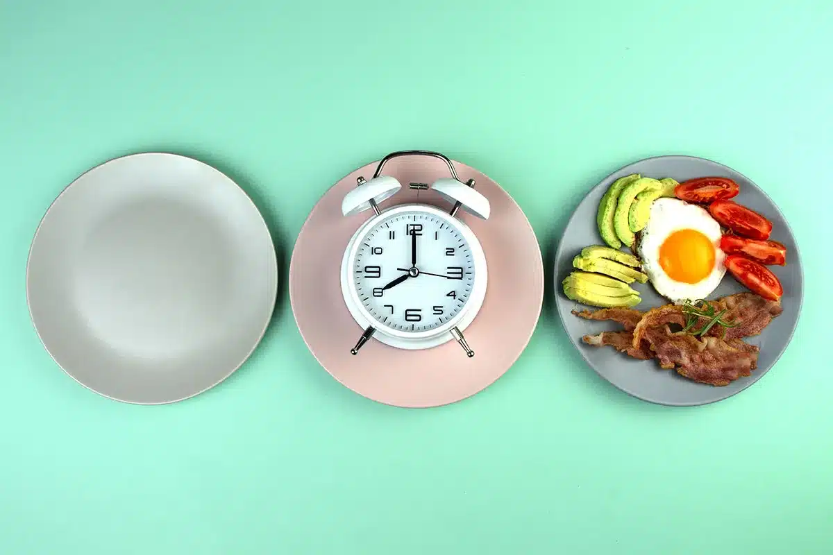 Healthy breakfast, avocado, bacon, egg, time management.