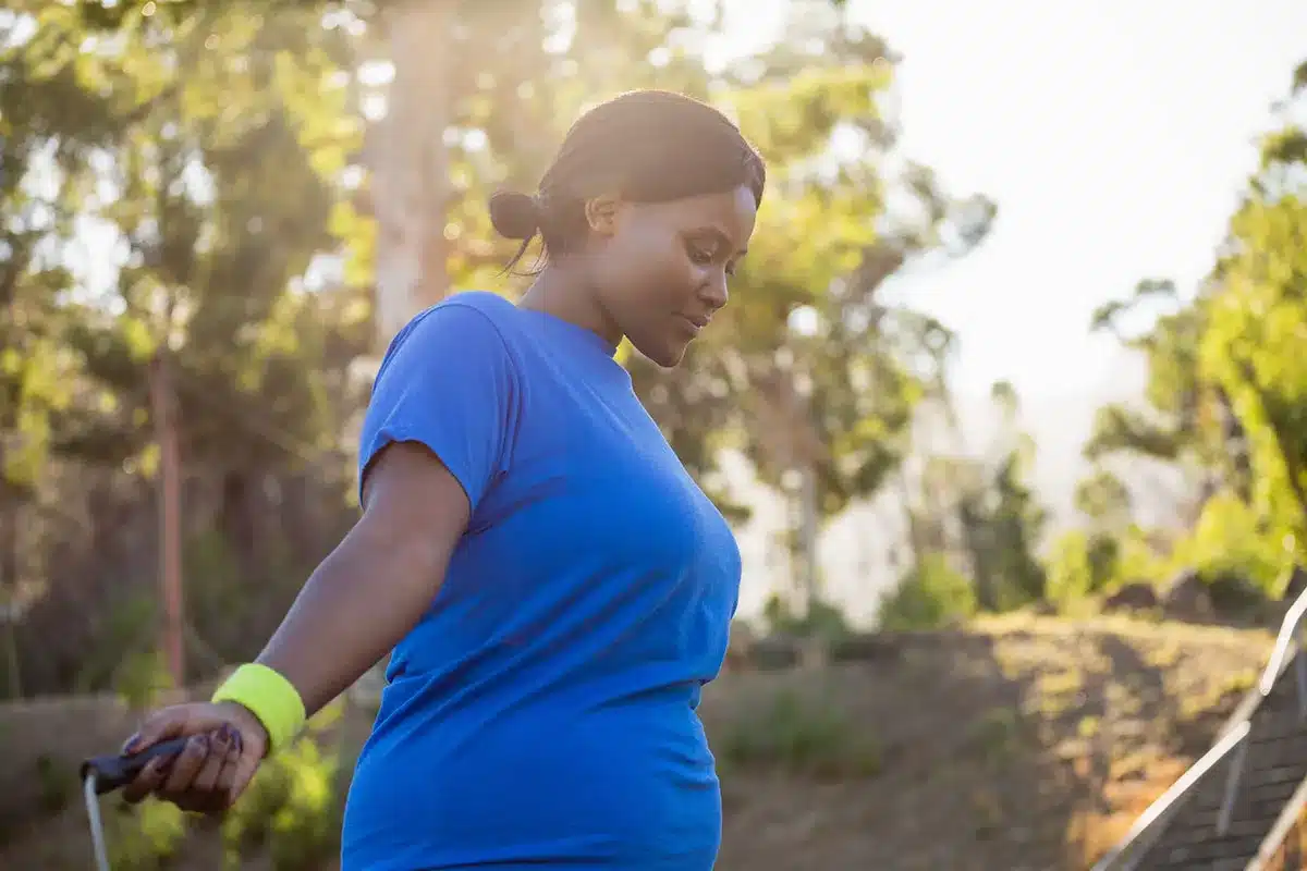 Woman jumping rope outdoors.