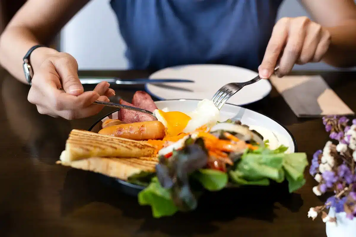 Woman eating a healthy breakfast.